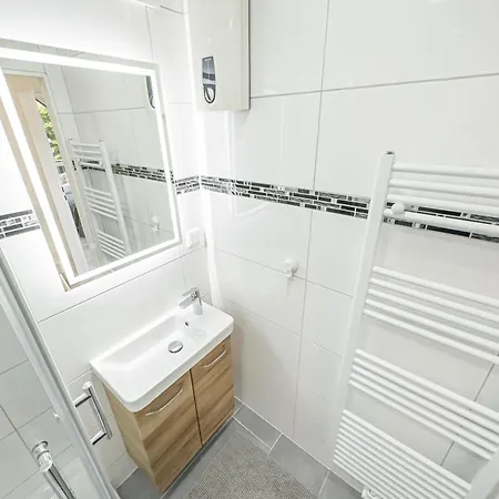 Apartman Immostay S#9 - Balkon Und Parkplatz, Naehe Mercedes Benz, Wifi, 4k Streaming *